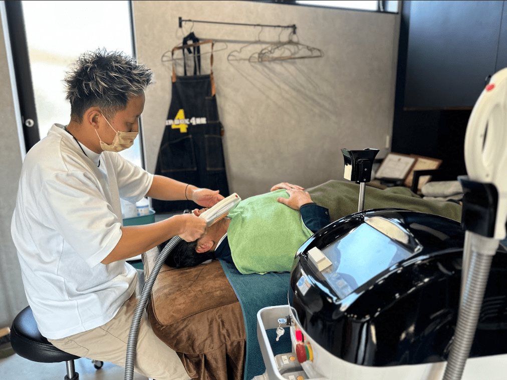 施術する店主 四反田 幸二
